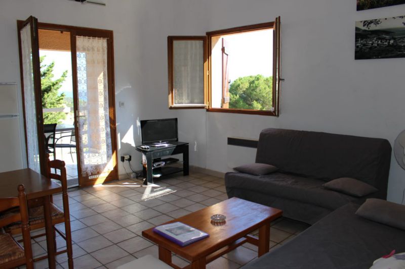 Salon lumineux de l'appartement Le Maquis