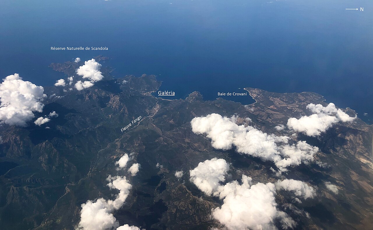 Vue aérienne de Galéria et sa baie