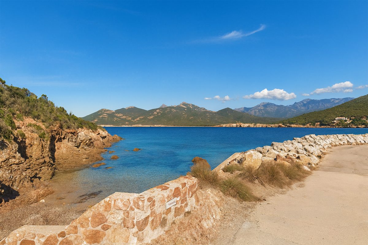 Côte de Galéria, eau turquoise et montagnes