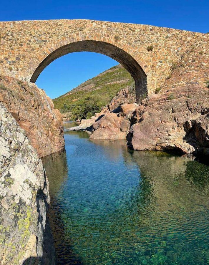 Pont génois de Galéria avec ses eaux turquoise